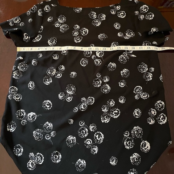 Ann Taylor black short sleeved blouse with white flowers. Size S - Picture 3 of 7